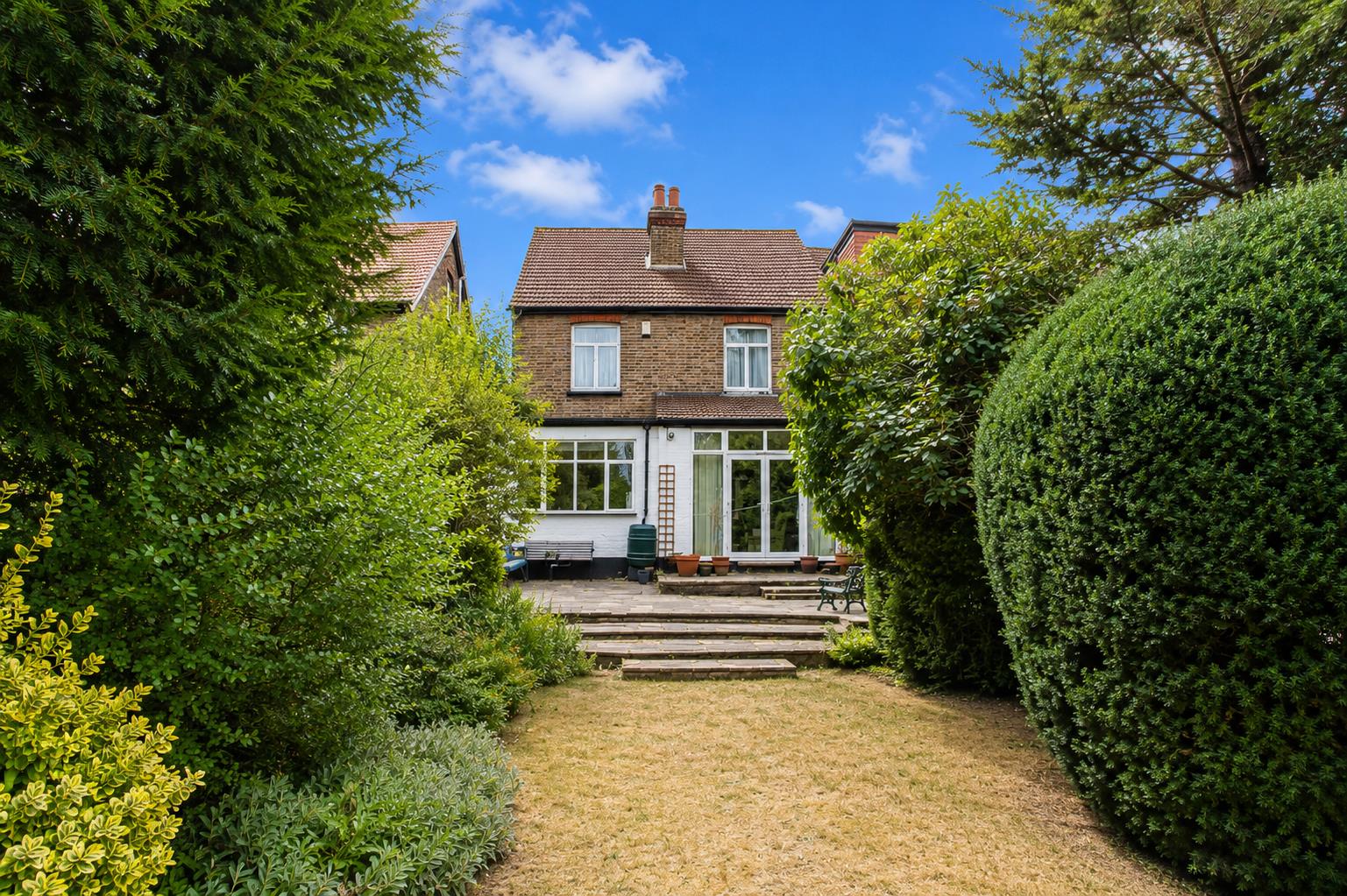5 bed property in Grosvenor Avenue, Carshalton
